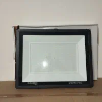 پروژکتور ۲۰۰ وات بزرگ