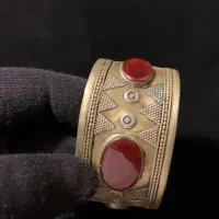 دستبند ورشو قاجاری طلاشور با ۳ عدد عقیق کهنه