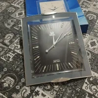 ساعت دیواری سالم و در حد نو همراه با کارتونش