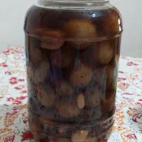 ترشی آلوچه خانگی با سیر پوست‌کنده