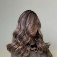 میکاپ و شنیون و رنگ مو