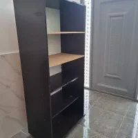 کتابخانه و قفسه چوبی