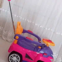 ماشین کودک و تعدادی اسباب بازی