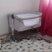 تخت نوزاد کنار مادر