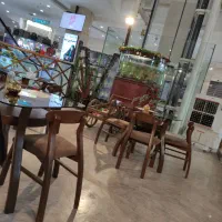 به یک نیرو کمک باریستا نوجوان خانم یا اقا