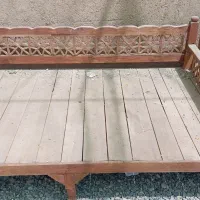 تخت چوبی
