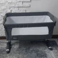 تخت نوزاد و کودک کنار مادر