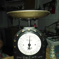 ترازو 10 کیلویی و زودپز 4 لیتری و سطل آشغال