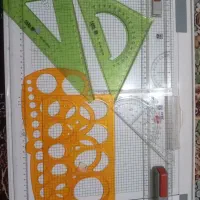 تخته رسم سالم با وسایل های اضافی