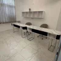 دو تا میز ناخن و یک شلف|آرایشگاه و سالنهای زیبایی|قم, سالاریه|دیوار
