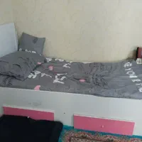 تختخواب نوجوان همراه با پا تختی و کمد
