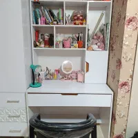 میز تحریر و کتابخانه