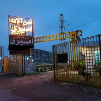 کارگر ساده در مجموعه آهن آلات