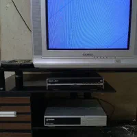 تلویزیون به همراه میز