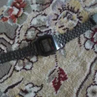 سلام یک عدد ساعت به فروش می رسد