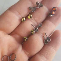 تعدادی گوشواره نقره و نگین