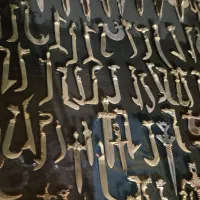 کلکسیونی از شمشیر و چاقوهای کوچک