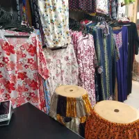 اینجا تولیدی پیراهنای ساحلیه