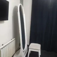 ایینه قدی و صندلی