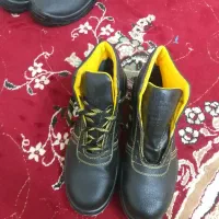 سه عدد کفش ایمنی ودست لباس کاری دو تیکه