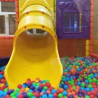 مربی خانم برای کار در خانه بازی