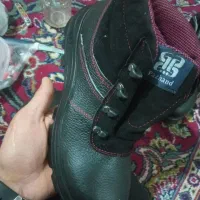 باسلام مقداری لباس  کفش کار دستکش و بادگیر