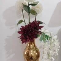 گلدان و گل مصنوعی