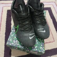 یک جفت کتونی استوک بلند