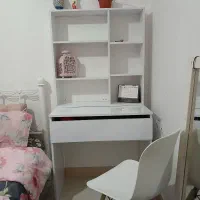 میز تحریر با کتاب خانه و سندلی