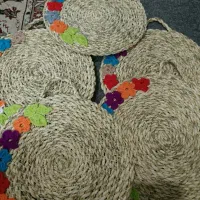 زیر قابلمه ای حصیری گلدوزی شده