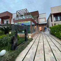 تریبلکس ۳۲۰متری/سه خواب/استخر شیشه ای/سنددار