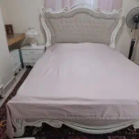 تخت و کمد و پاتختی کنار تخت