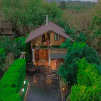 اجاره کلبه سویسی جنگلی جکوزی بادکنک قرمز