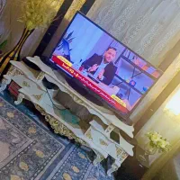 تلوزیون ۴۸ اینچ به همراه محافظ صفحه و میز تلوزیون