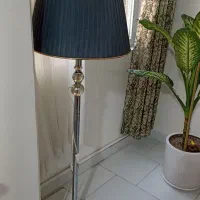 آباژور ایستاده