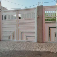 در حیاط نرده و پنچره رنگ کاری با دقت