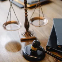 وکالت تخصصی توسط وکیل پایه یک خانم