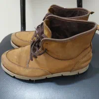 تعدادی بوت و کفش مردانه زنانه