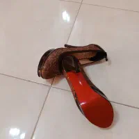 کفش|کیف، کفش، کمربند|میانه, |دیوار