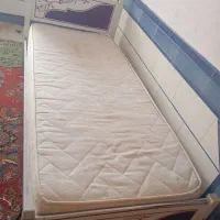 تخت یکنفره سالم و تمیز با تشک