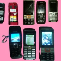 تعدادی گوشی دکمه ولمسی ولوازمات