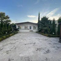 ویلا-همکف-با-همچین-حیاط-دلبازی