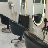 آینه و صندلی ارایشگاه در حد نو