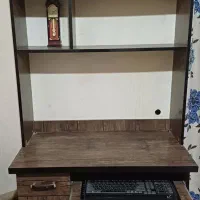 میز کامپیوتر  و اینه کنسول