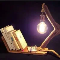 چراغ مطالعه و شلف کتاب