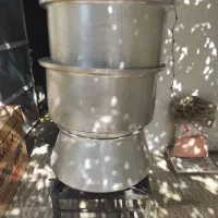 سه عدد قابلمه دیک بزرگ سالم در حد نوع با اجاق گاز