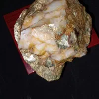 سنگ طلا(عقیق کوارتز  با رگه های طلا)