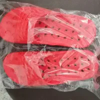 کفش پلاستیکی سوراخ‌دار مخصوص سرویس بهداشتی