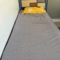 آینه و پاتختی و دو عدد تخت همرا تشک و میز تحریر