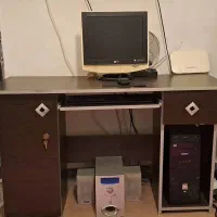 کامپیوتر و میز کامپیوتر و اسپیکر